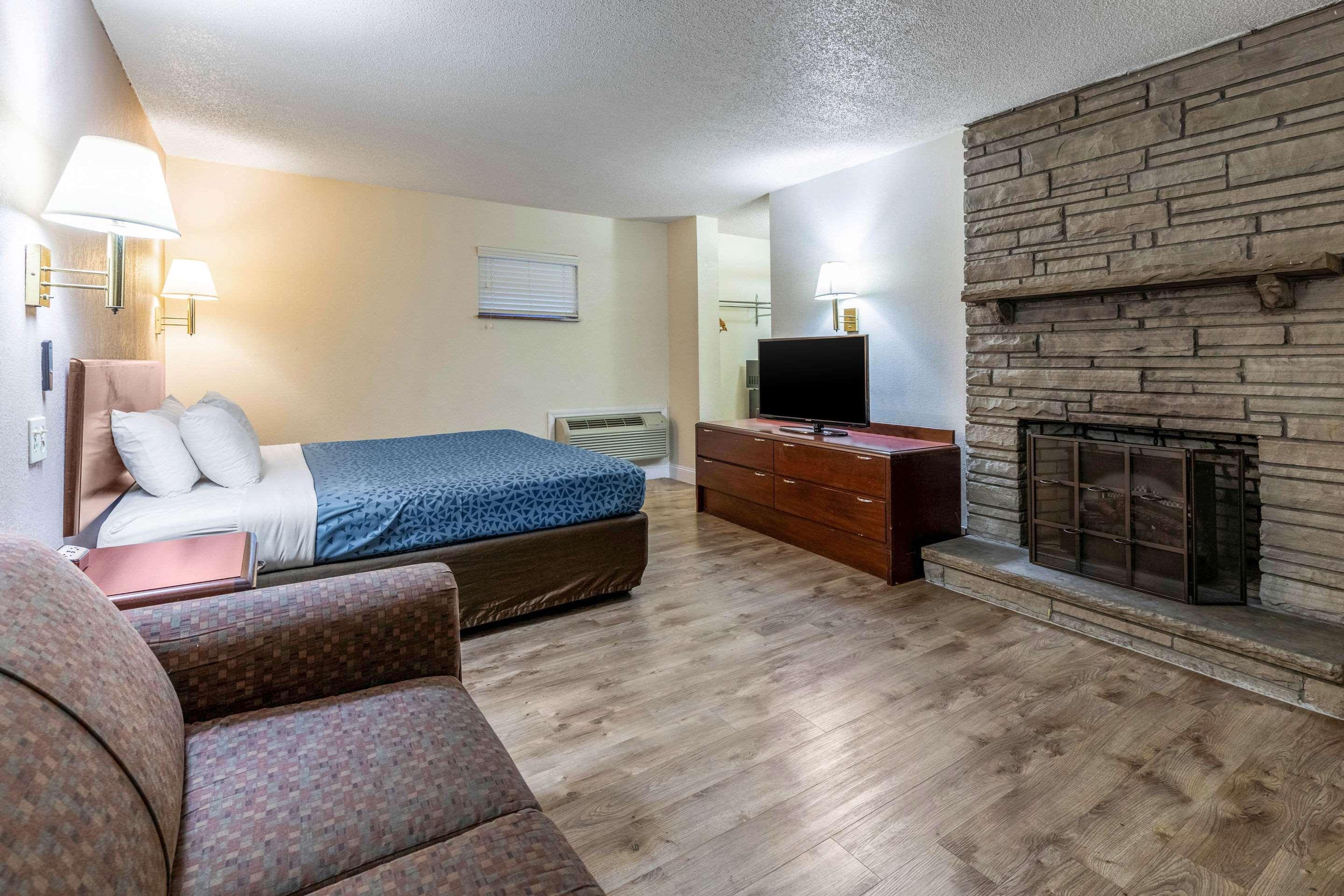Econo Lodge Inn & Suites On The River Gatlinburg Extérieur photo