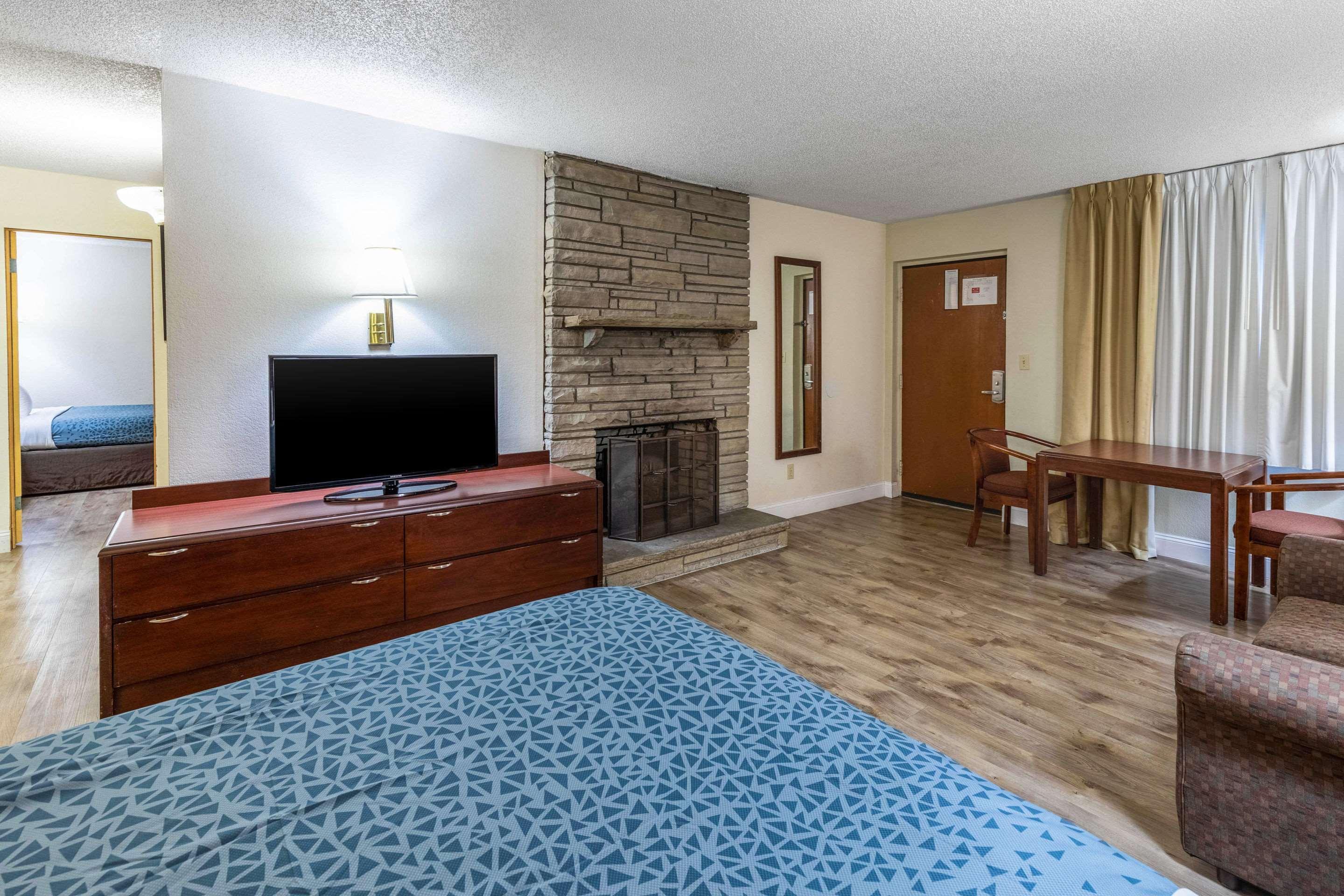 Econo Lodge Inn & Suites On The River Gatlinburg Extérieur photo