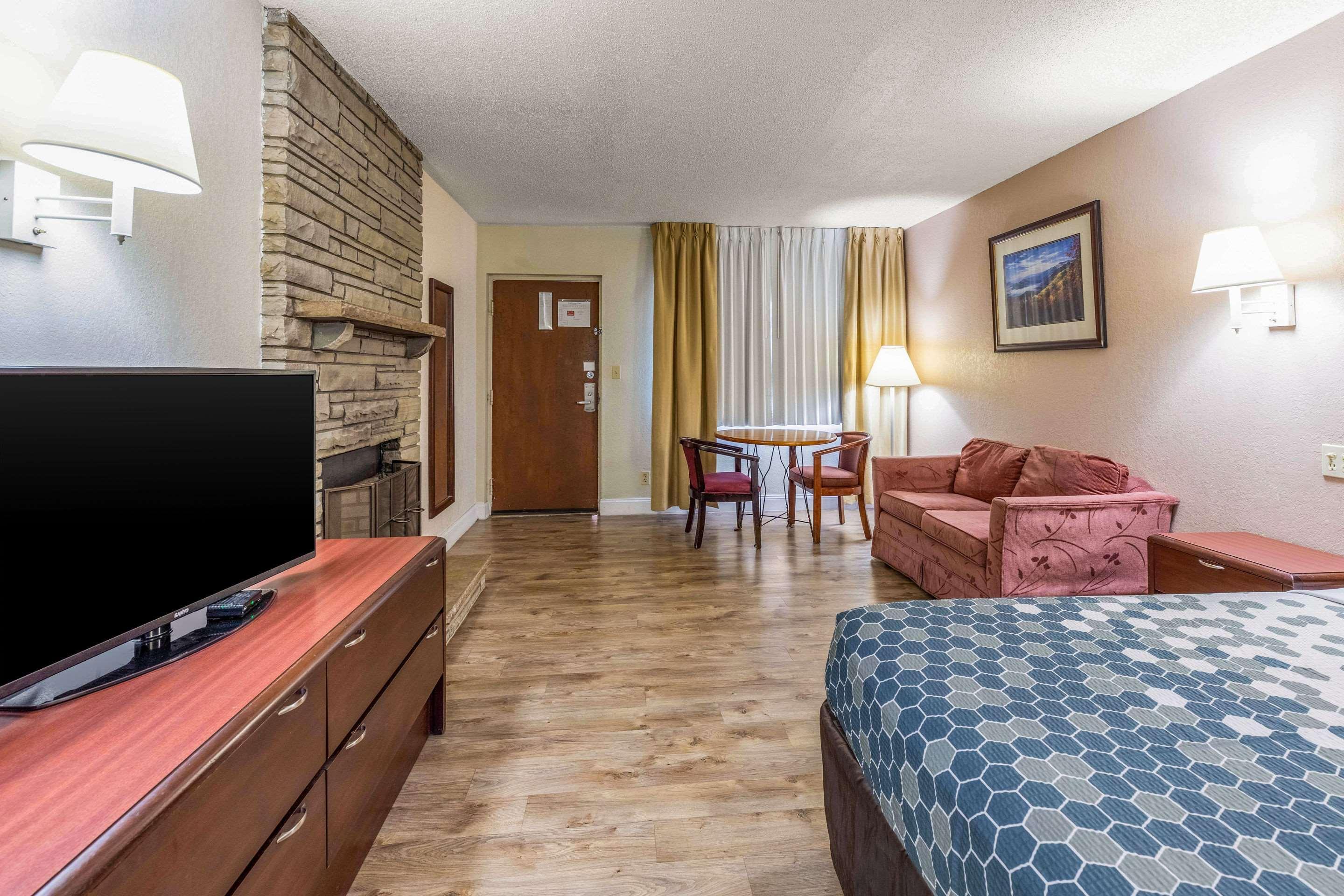Econo Lodge Inn & Suites On The River Gatlinburg Extérieur photo