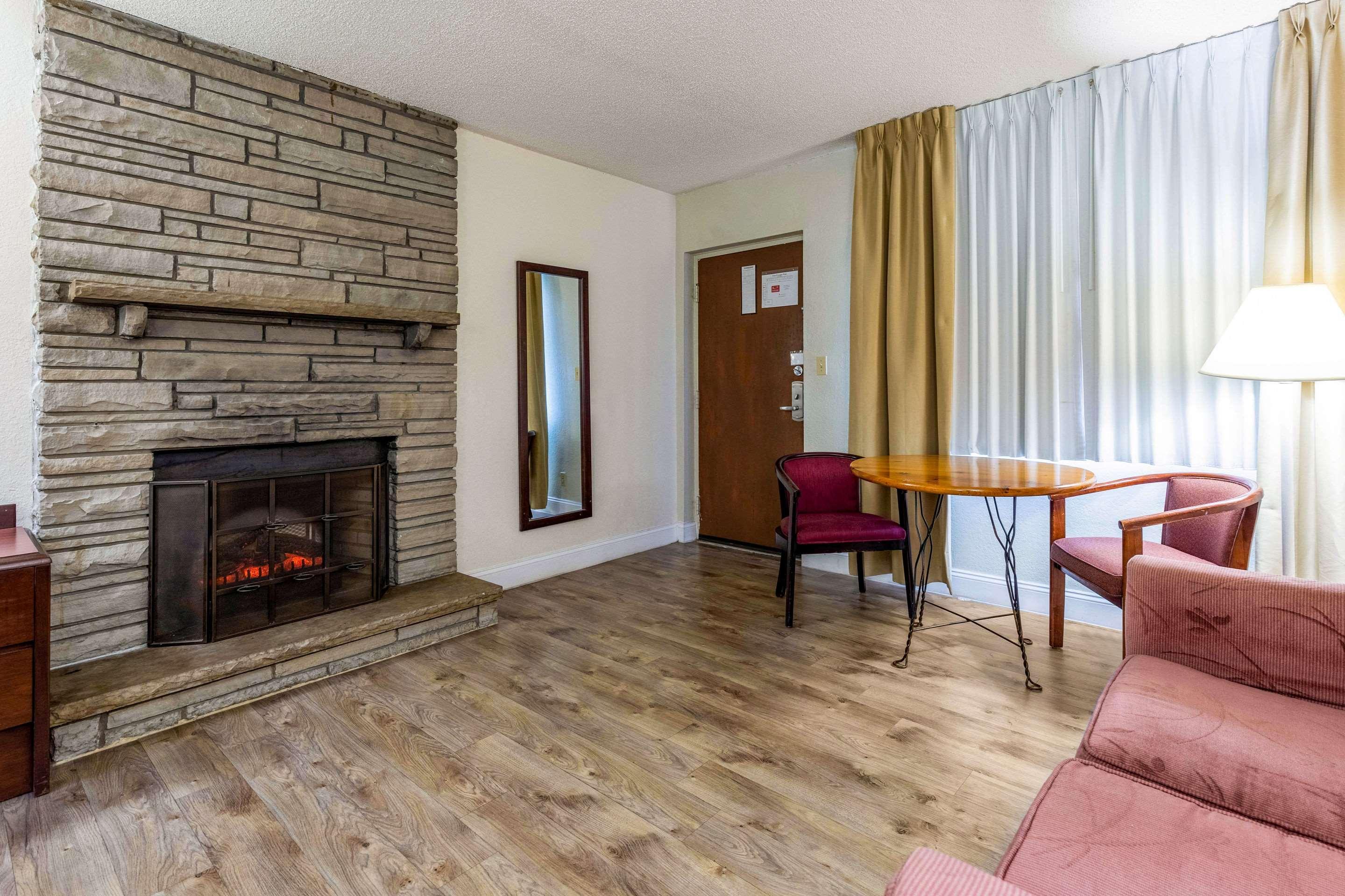 Econo Lodge Inn & Suites On The River Gatlinburg Extérieur photo