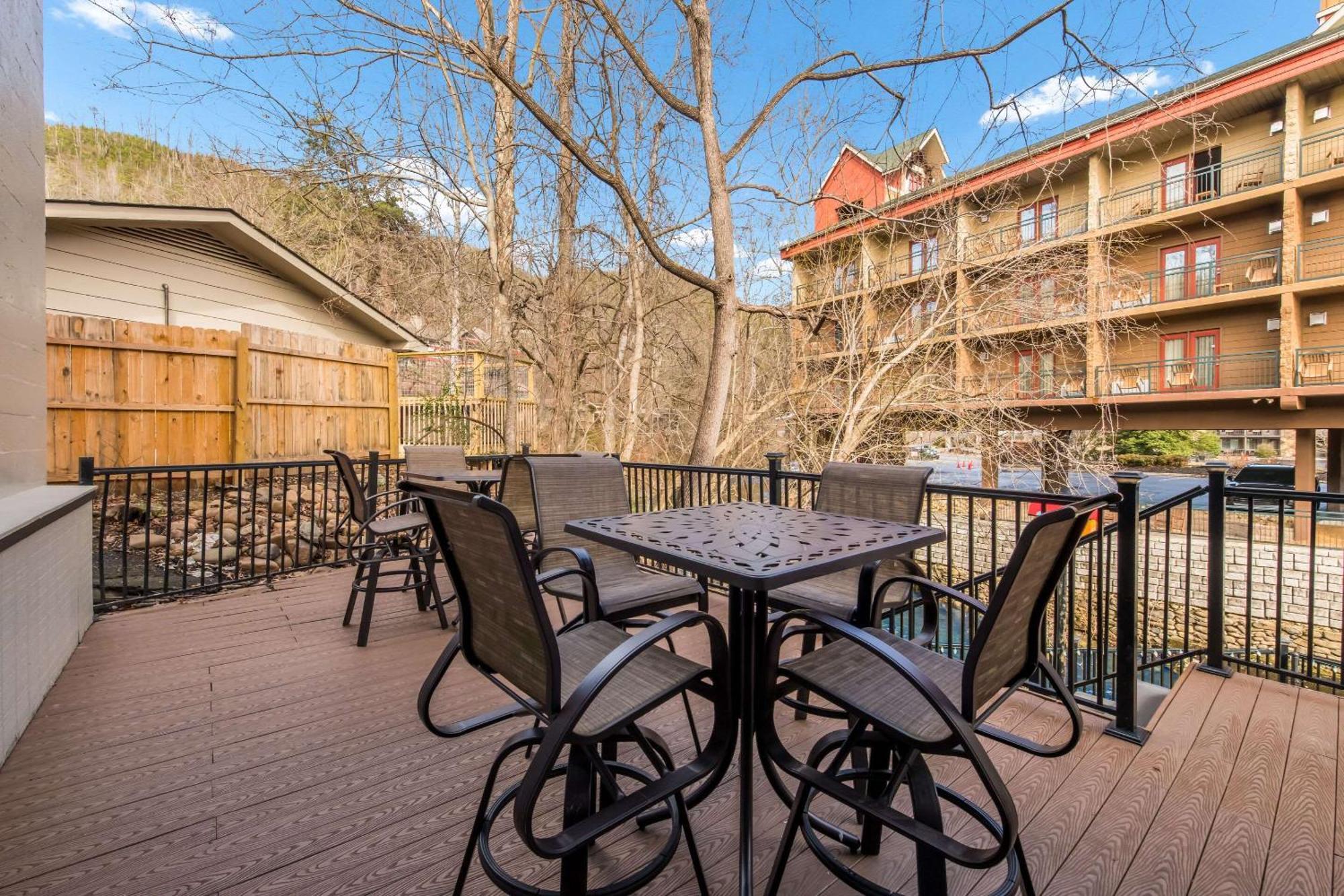 Econo Lodge Inn & Suites On The River Gatlinburg Extérieur photo