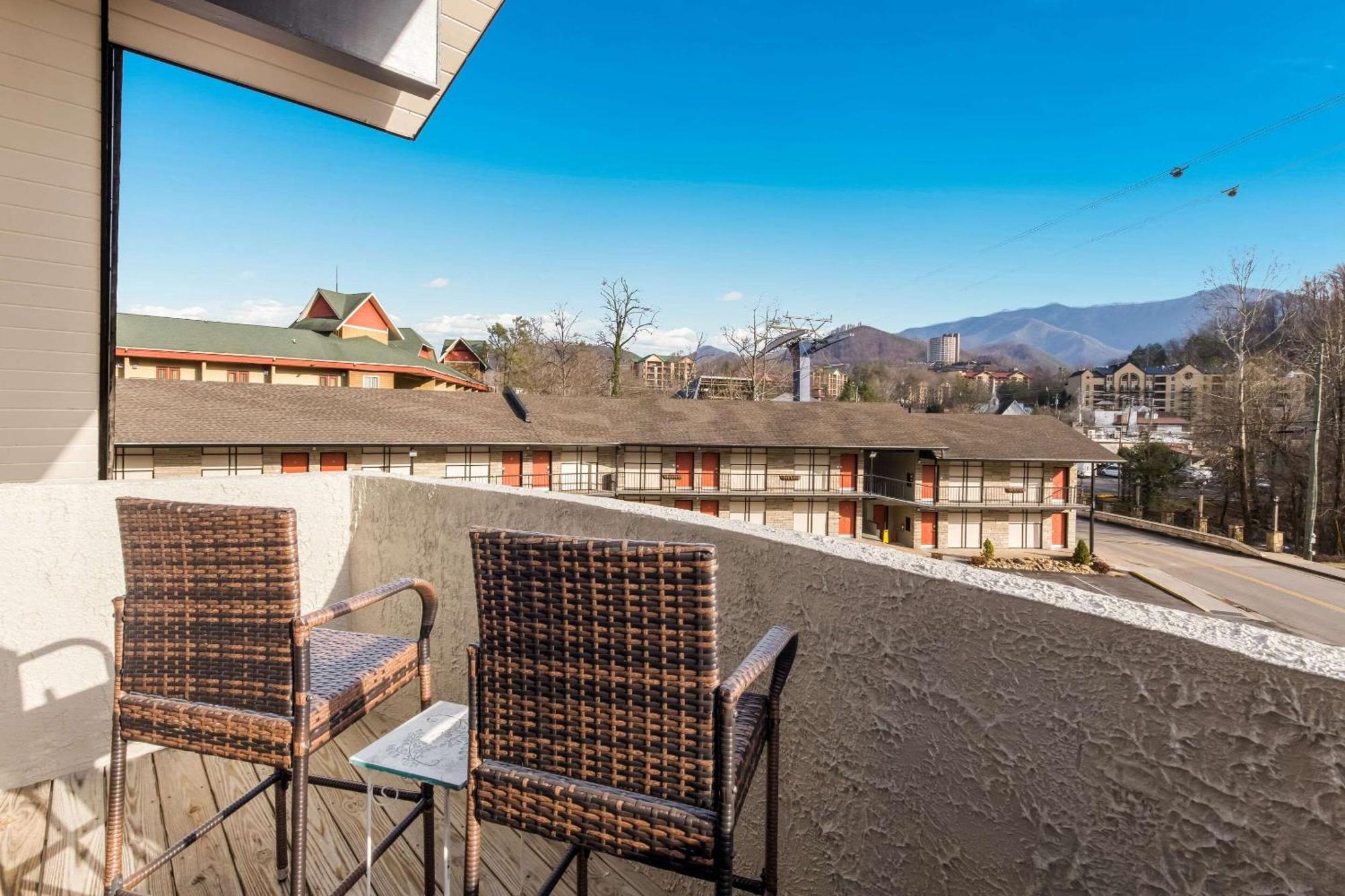 Econo Lodge Inn & Suites On The River Gatlinburg Extérieur photo