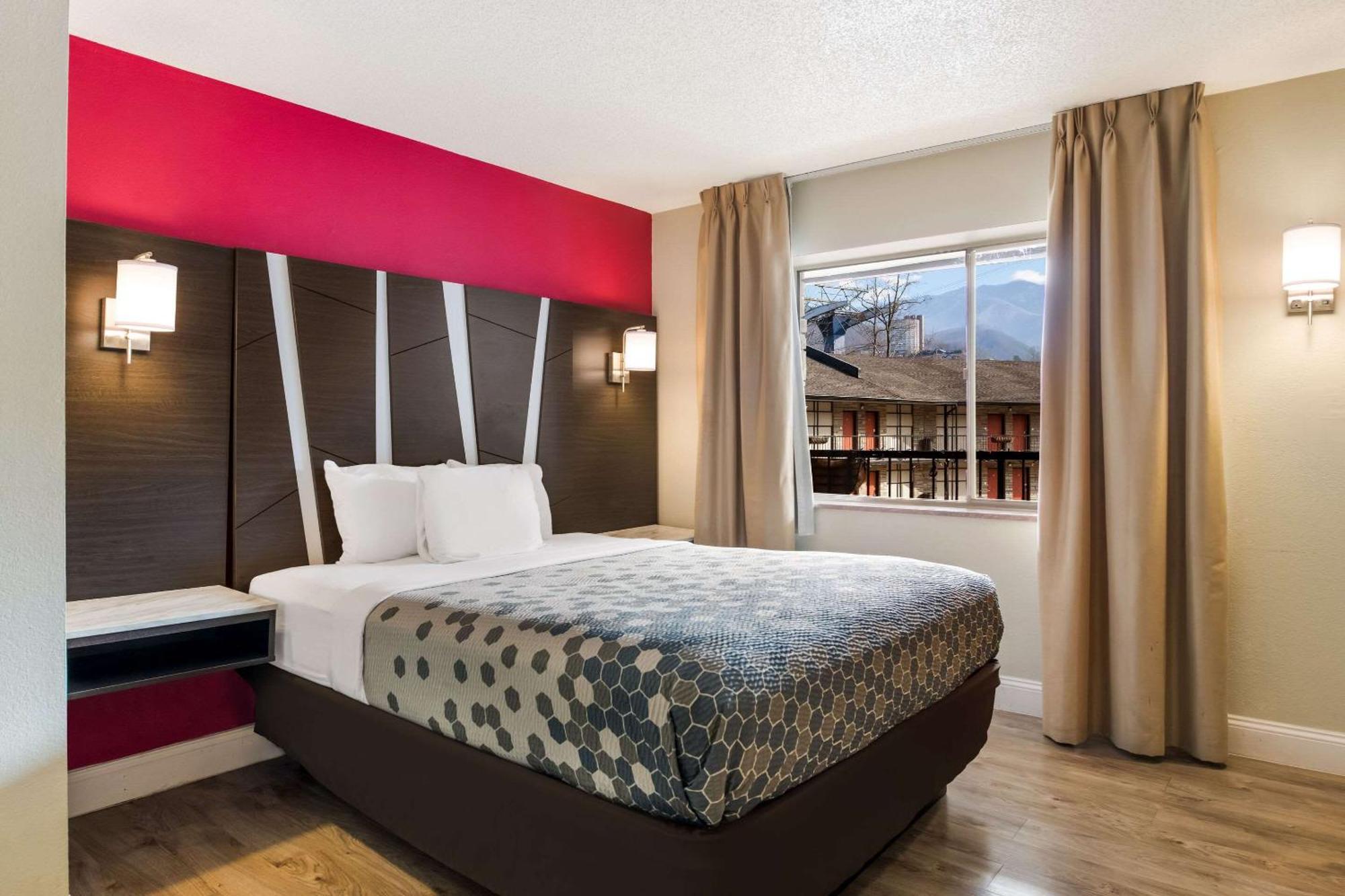 Econo Lodge Inn & Suites On The River Gatlinburg Extérieur photo